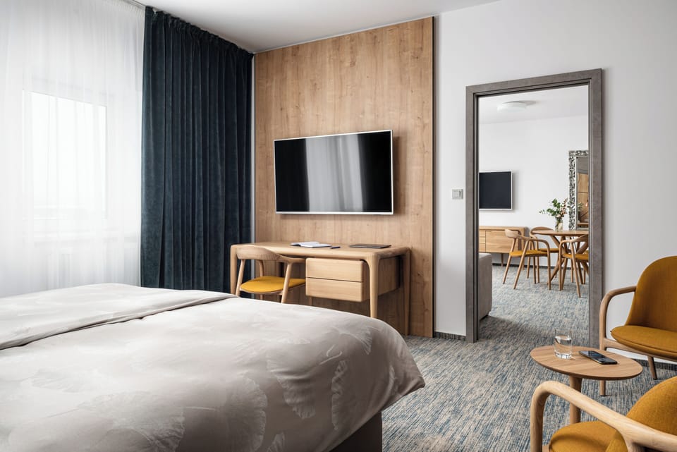Superior Suite | Premium bedding, in-room safe, desk, laptop workspace