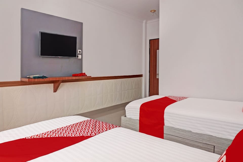 Standard Twin Room | Desk, laptop workspace, WiFi (free), bed sheets