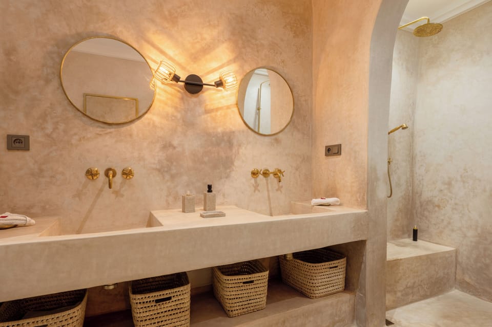 Deluxe Suite | In-room safe, free WiFi, bed sheets
