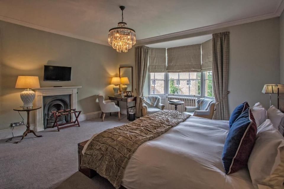 Premium bedding, down comforters, in-room safe, individually decorated