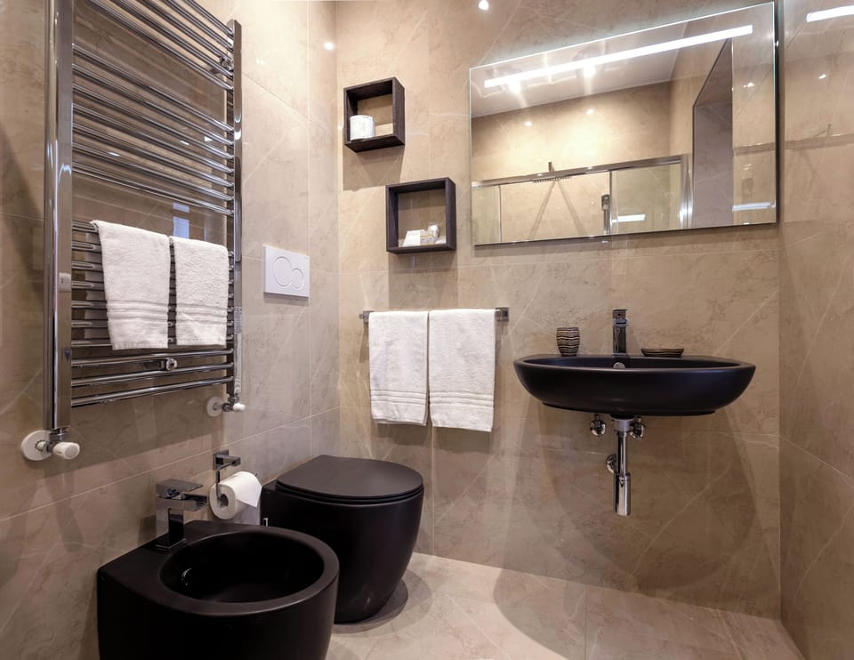 Exclusive Room, City View (2) | Bathroom | Shower, rainfall showerhead, free toiletries, hair dryer