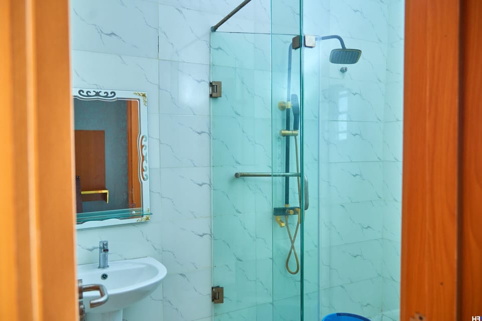 Deluxe Single Room | Bathroom | Combined shower/tub, rainfall showerhead, towels