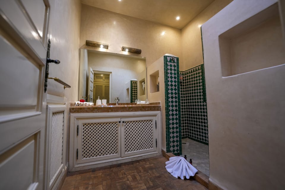 Superior Suite, 1 King Bed, Private Bathroom, Pool View | Bathroom