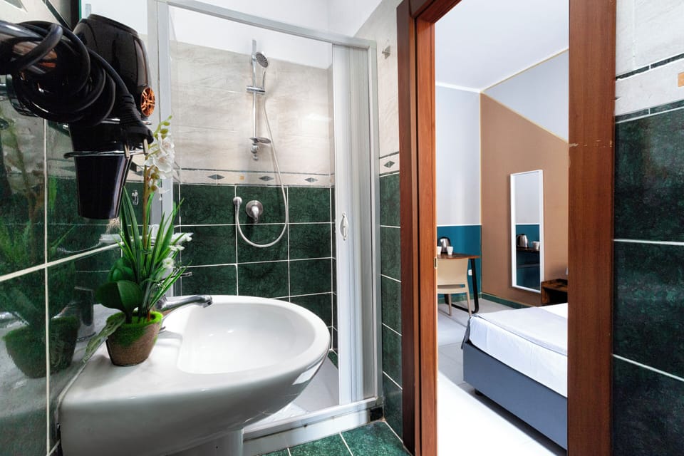 Camera matrimoniale standard | Bathroom | Rainfall showerhead, free toiletries, hair dryer, bidet