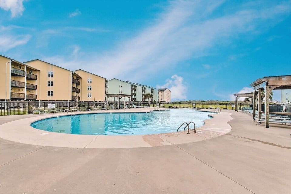 Community Pool Area | Family Friendly