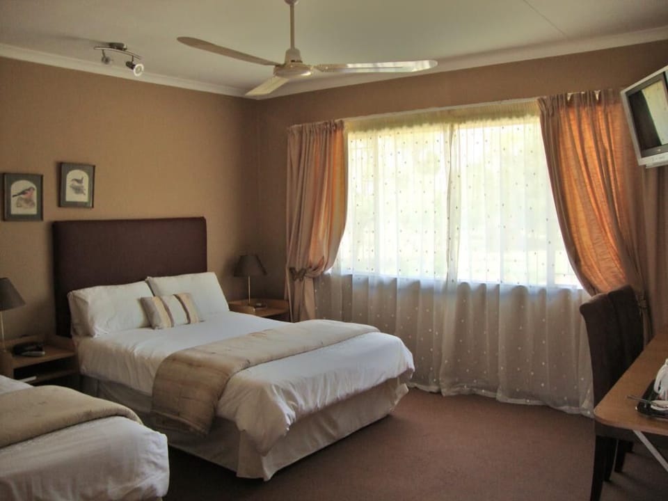 Twin Room | Blackout drapes, free cribs/infant beds, free WiFi, bed sheets