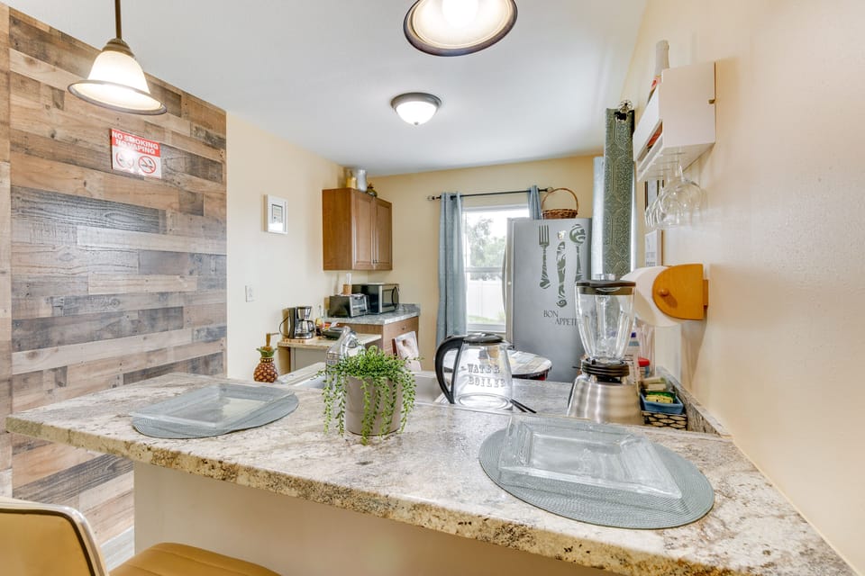 Kitchenette | Trash Bags & Paper Towels Provided