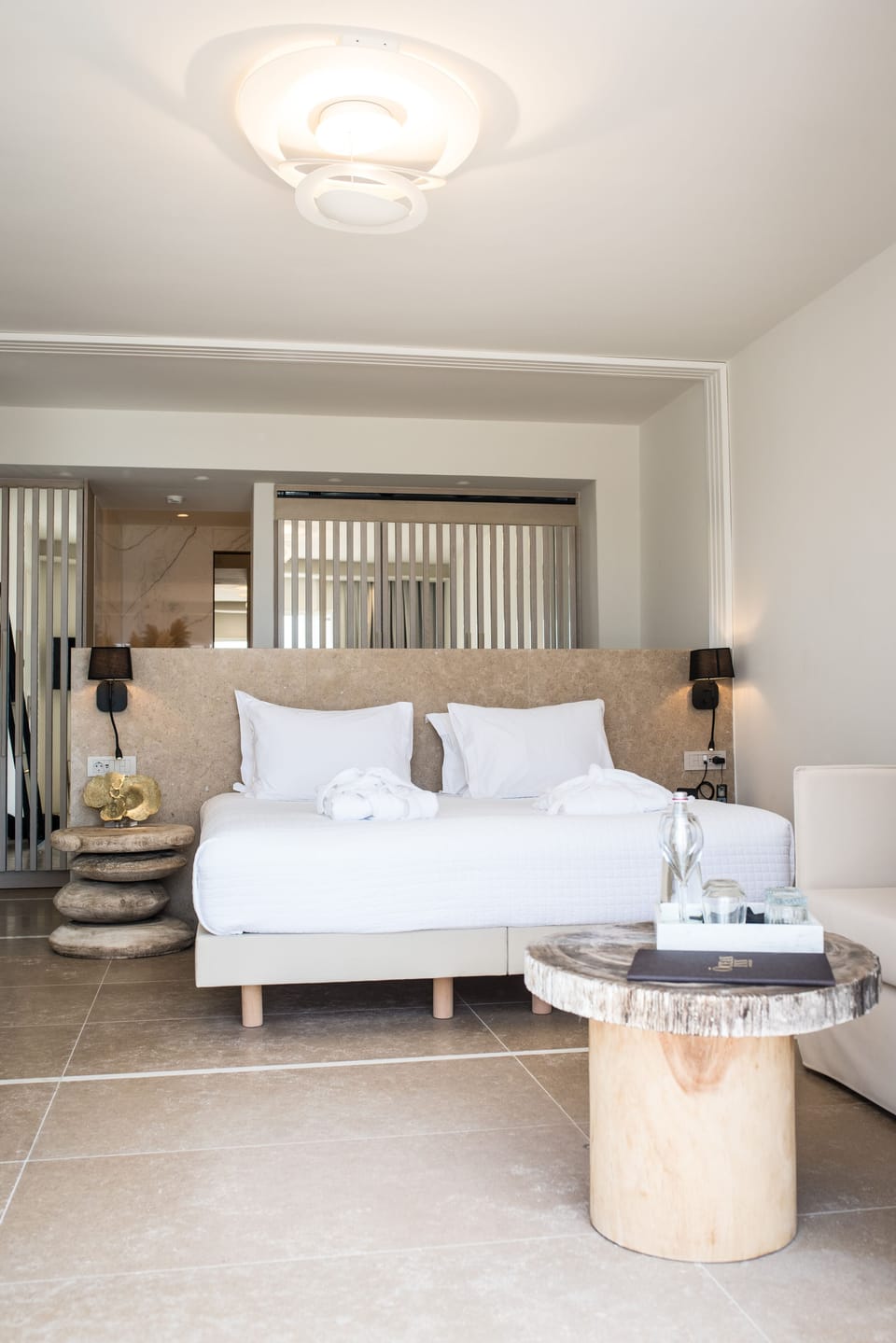 1 bedroom, Egyptian cotton sheets, premium bedding, down comforters