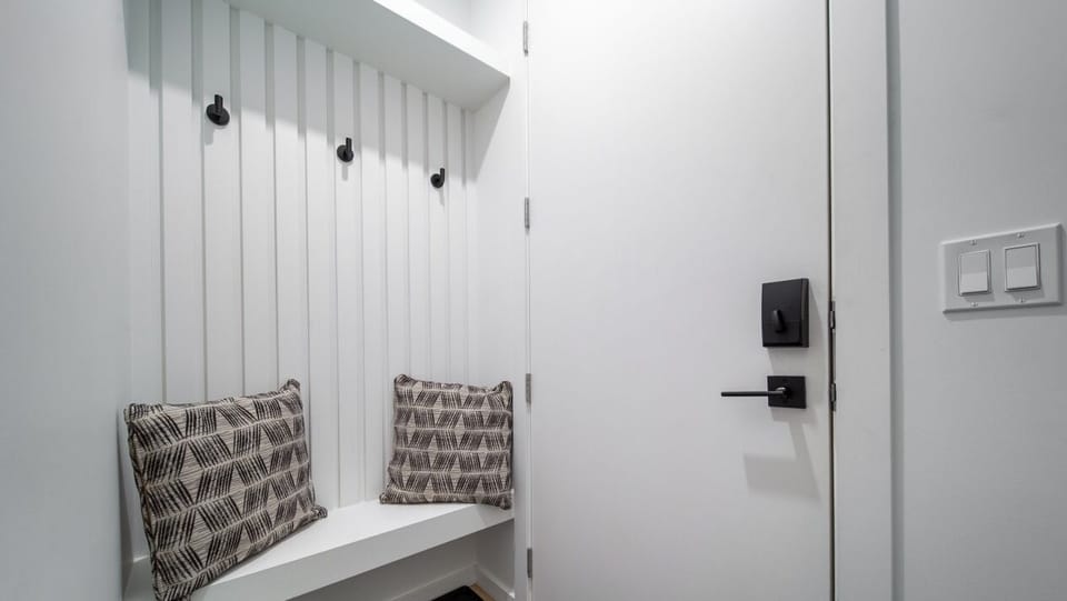 Entrance seating