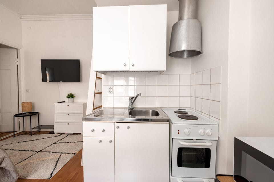 Comfort Studio | Iron/ironing board, cribs/infant beds, free WiFi, bed sheets