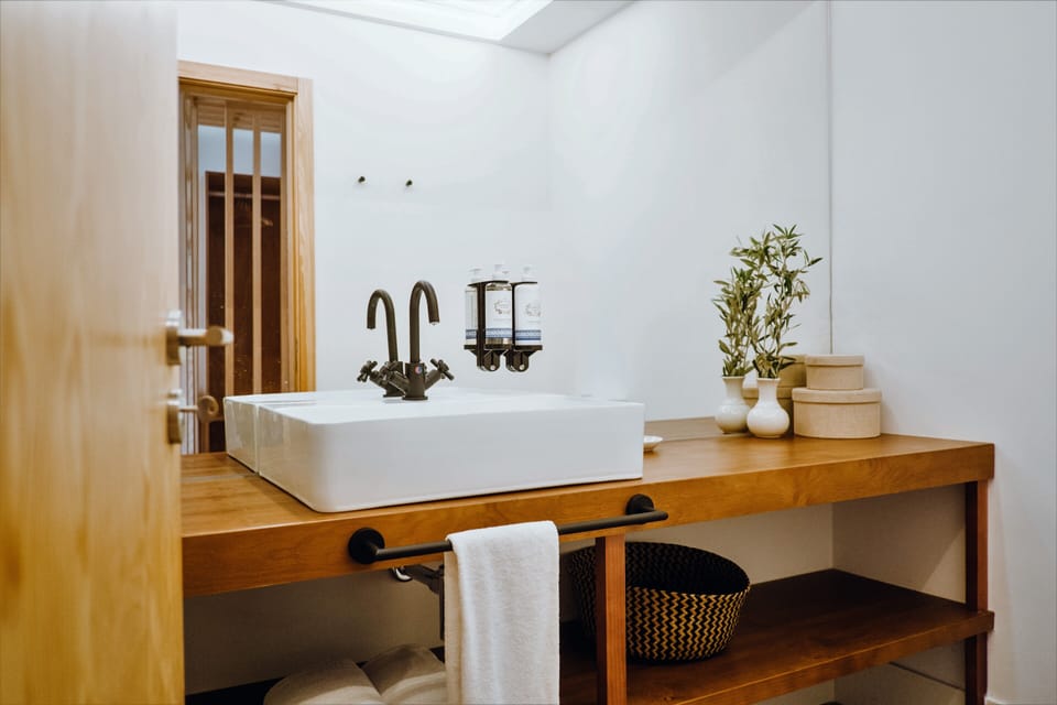Comfort Double Room | Bathroom | Shower, designer toiletries, hair dryer, towels