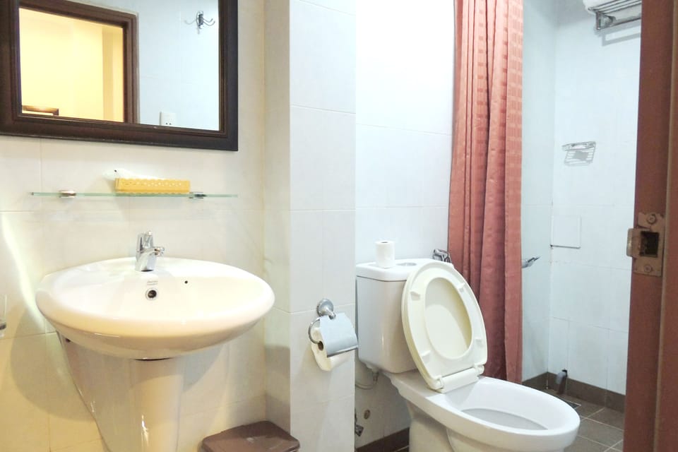 Shower, hair dryer, slippers, bidet