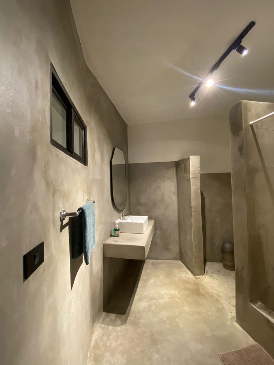 Habitacion Doble de Interior Sin Vistas con Vistas al Restaurante | Bathroom | Shower, towels