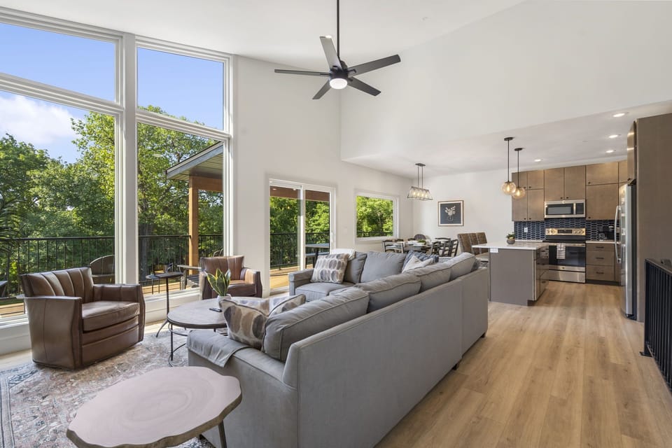 Large living room with plenty of space