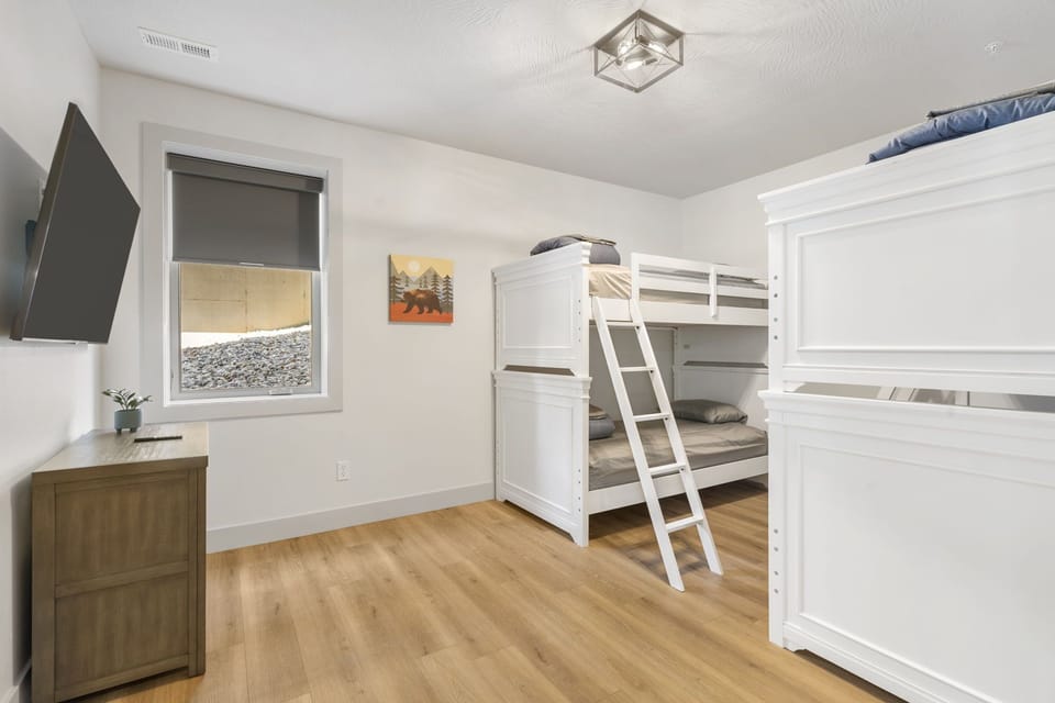 Bunk bed room with 4 bunks on lower level 