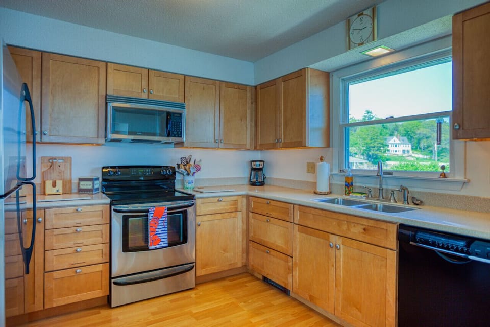 Full kitchen well equipped