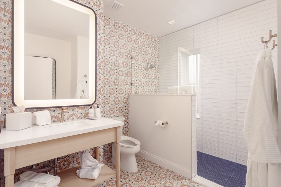 Mariana Room | Bathroom | Shower, free toiletries, hair dryer, towels