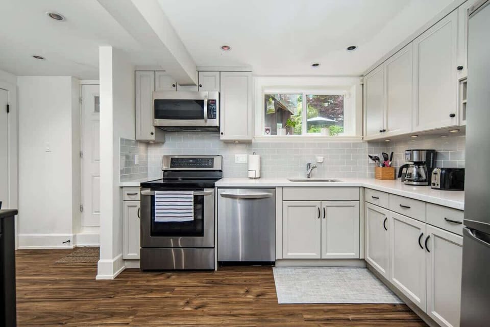 Kitchen & Dining Area