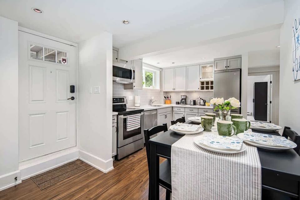 Kitchen & Dining Area