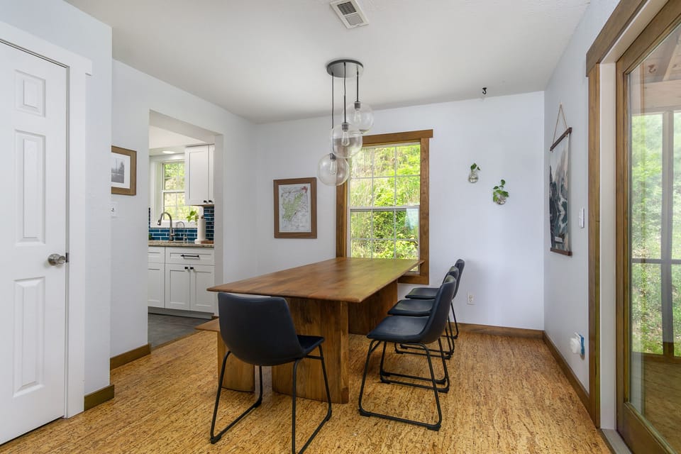 Dining for 7; access to the screened-in porch