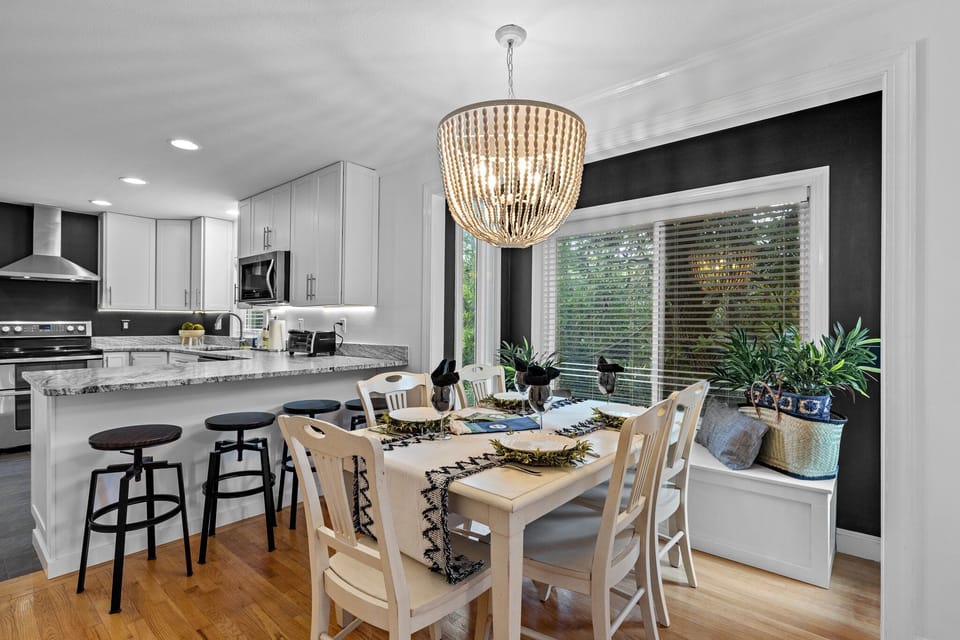 Table with leaf for large gatherings and can accommodate 6-8 with 4 bar stools