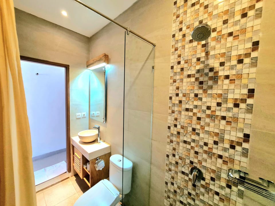 Standard Double | Bathroom | Shower, rainfall showerhead, hair dryer, towels