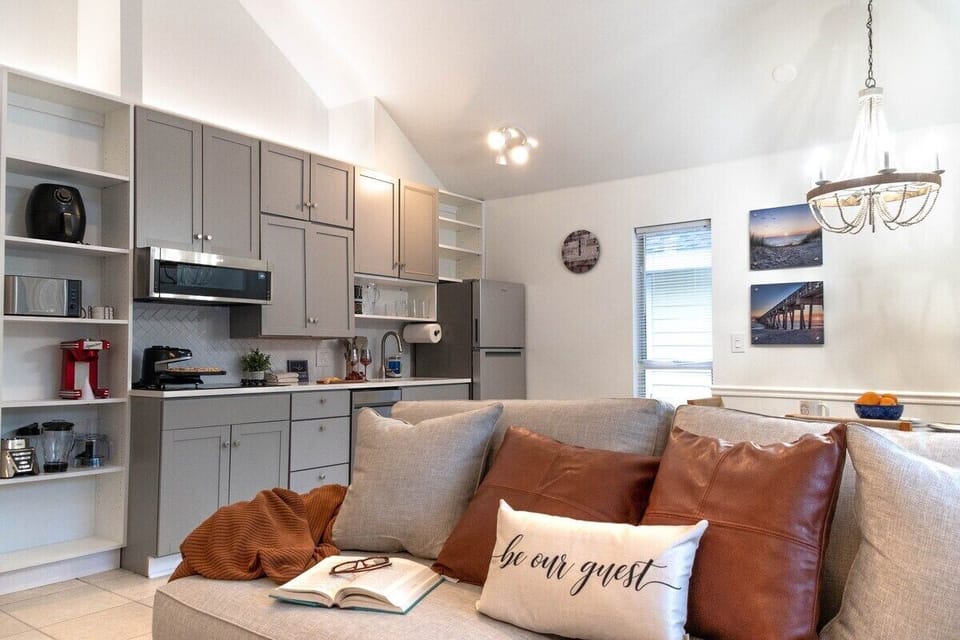 Open concept unit with effortless flow between living, kitchen, & dining areas.