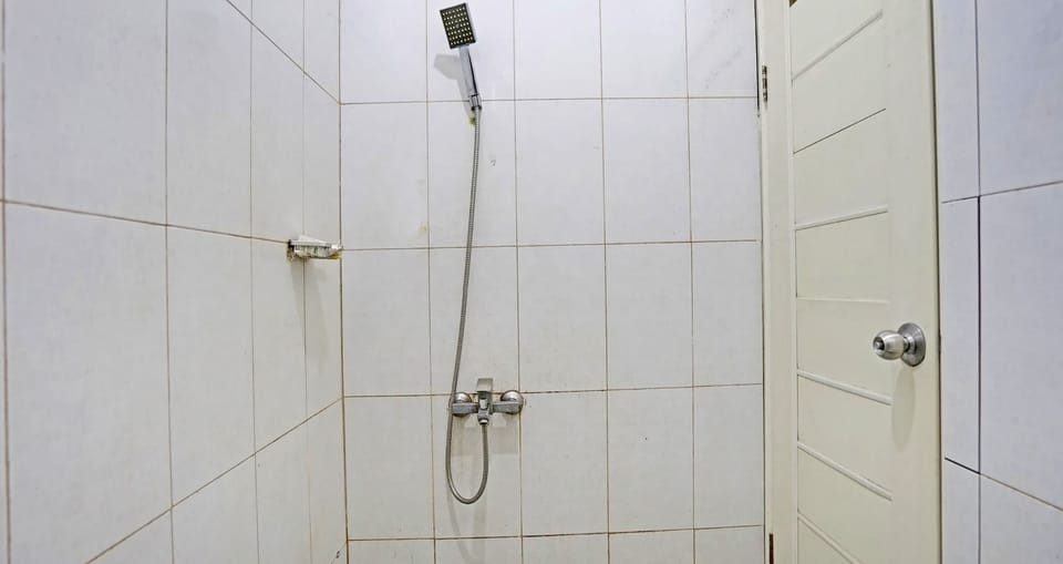 Standard Double Room | Bathroom | Shower, shampoo, toilet paper