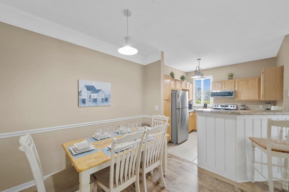 Dining Room for 6!#Disney #Parks #kingdom #springs #Vacation #Rental #waterpark #Kissimmee #Orlando #universal #citywalk #hotspot #shortstay #longstay #resort #calypsokay #runawaybeachclub