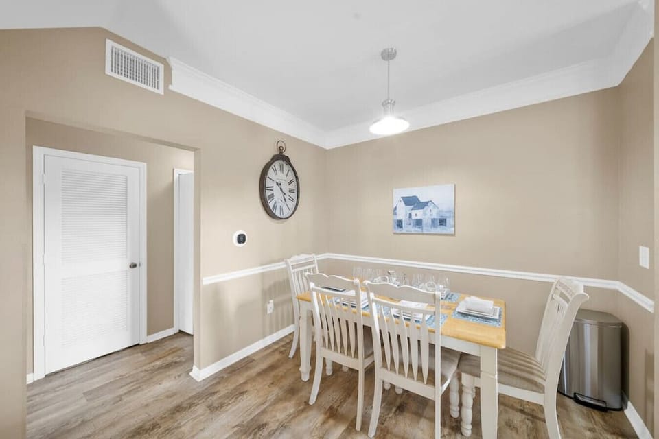 Dining Room for 6!#Disney #Parks #kingdom #springs #Vacation #Rental #waterpark #Kissimmee #Orlando #universal #citywalk #hotspot #shortstay #longstay #resort #calypsokay #runawaybeachclub
