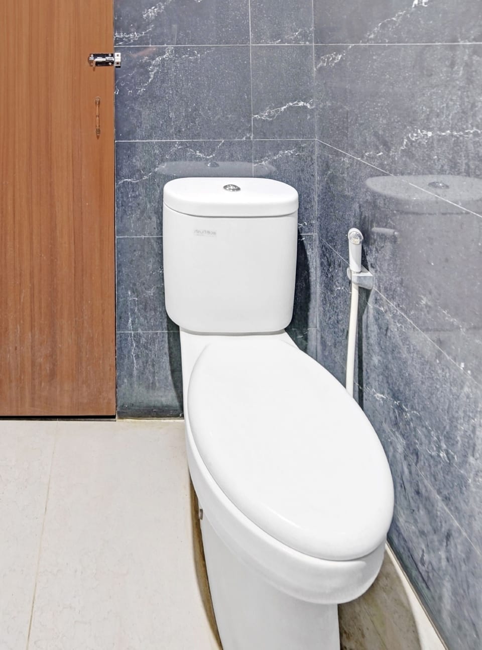 Superior Twin Room | Bathroom | Shower, bidet, towels