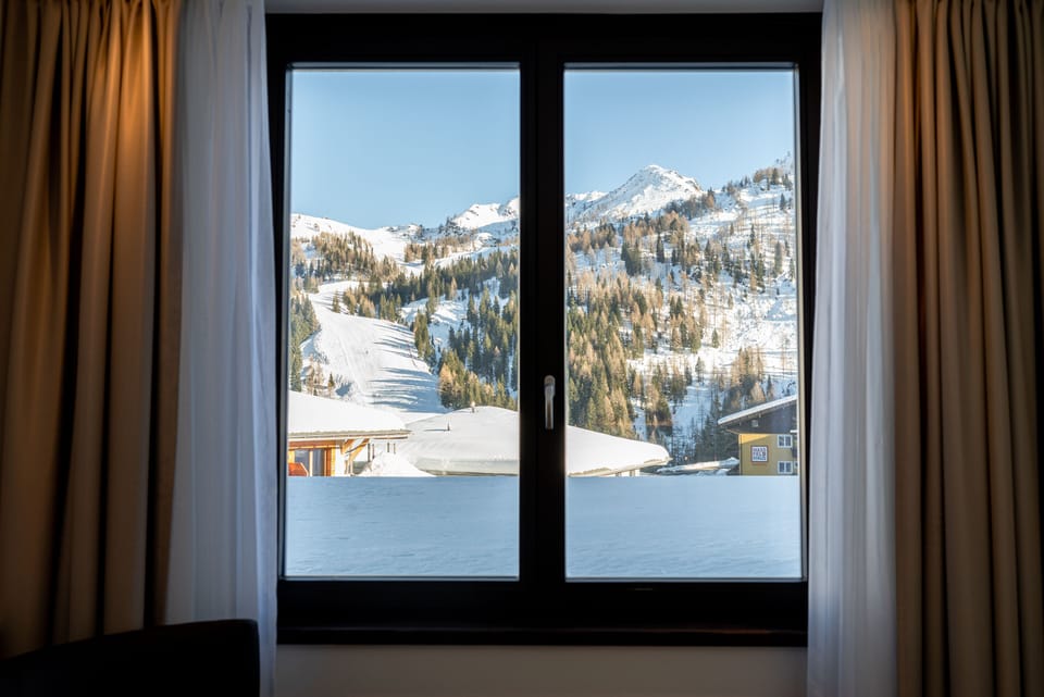 Deluxe Studio | Free minibar, in-room safe, desk, blackout drapes