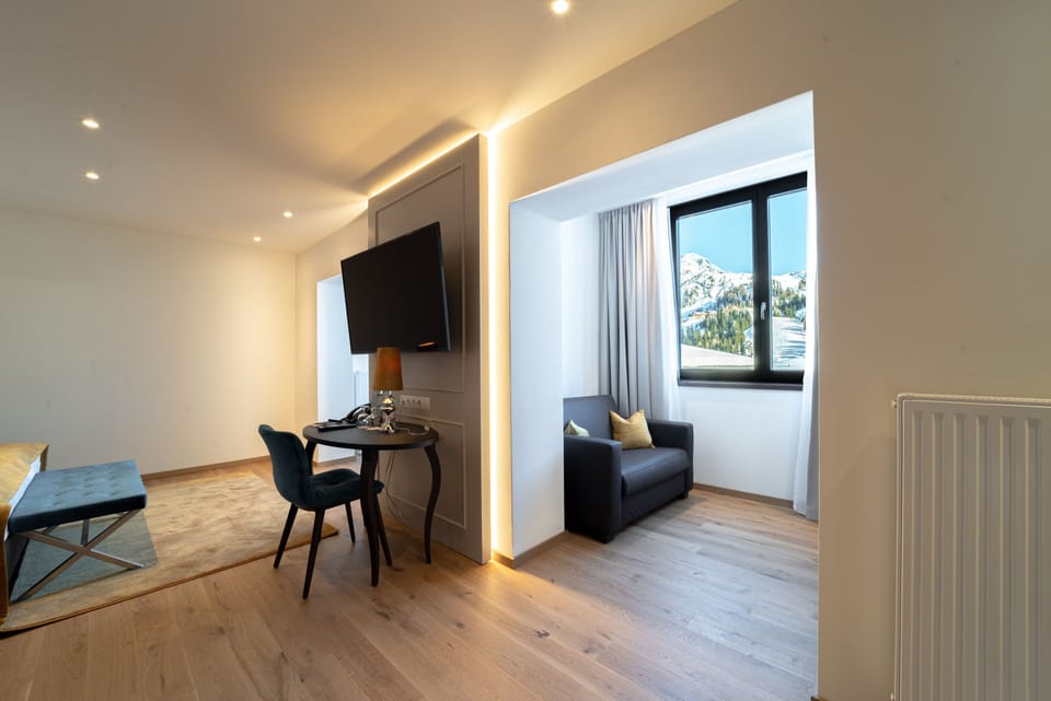 Deluxe Studio | Minibar (free items), in-room safe, desk, blackout drapes