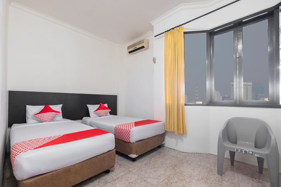 Standard Twin Room | Desk, laptop workspace, WiFi (free), bed sheets
