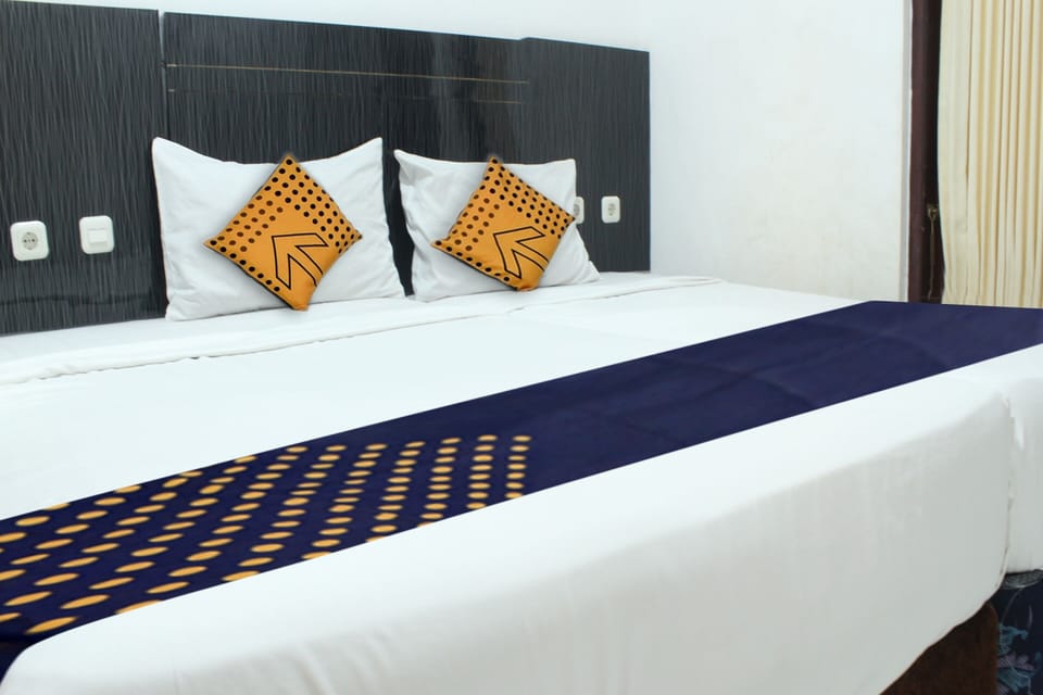 Desk, laptop workspace, WiFi (free), bed sheets