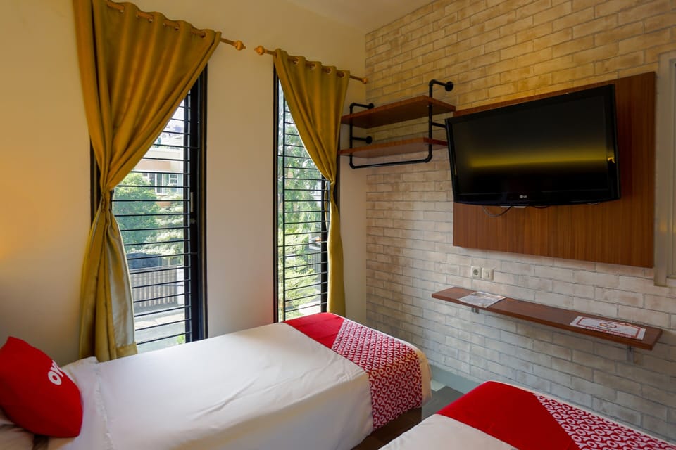 Standard Twin Room | Laptop workspace, bed sheets