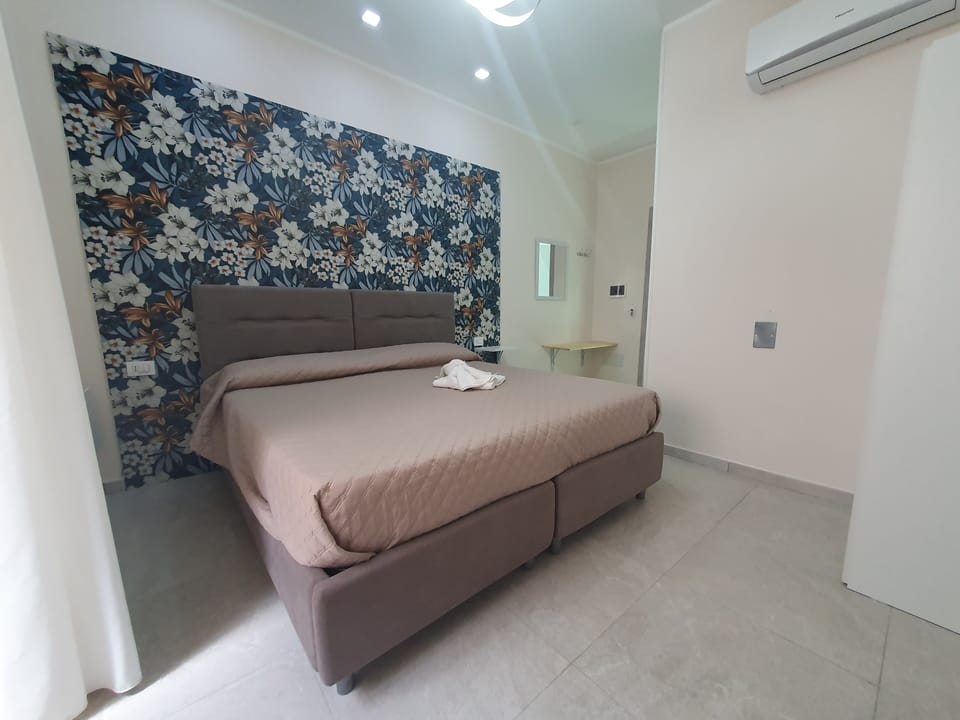 Basic Double Room | In-room safe, individually furnished, desk, laptop workspace