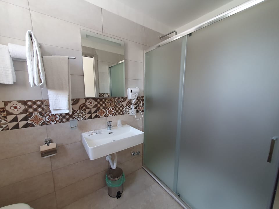 Luxury Quadruple Room | Bathroom | Shower, free toiletries, hair dryer, bidet