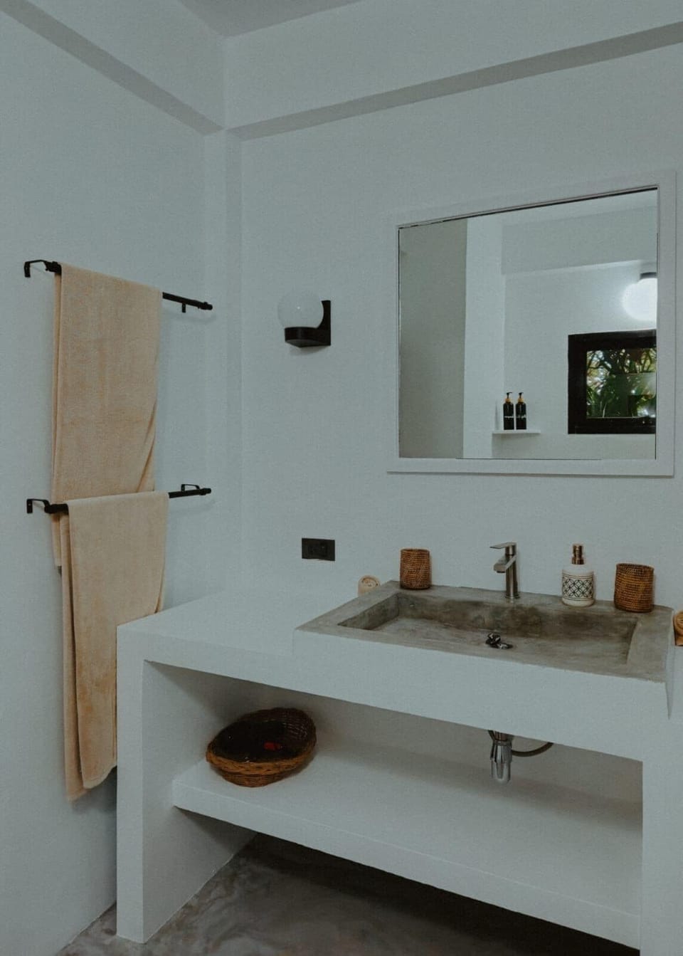 Shower, rainfall showerhead, free toiletries, hair dryer