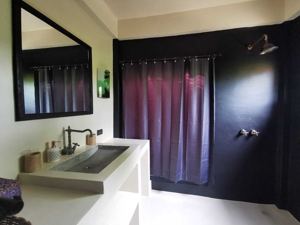 Shower, rainfall showerhead, free toiletries, hair dryer