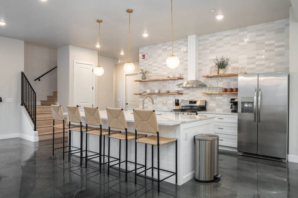 Main Kitchen (seats 5)