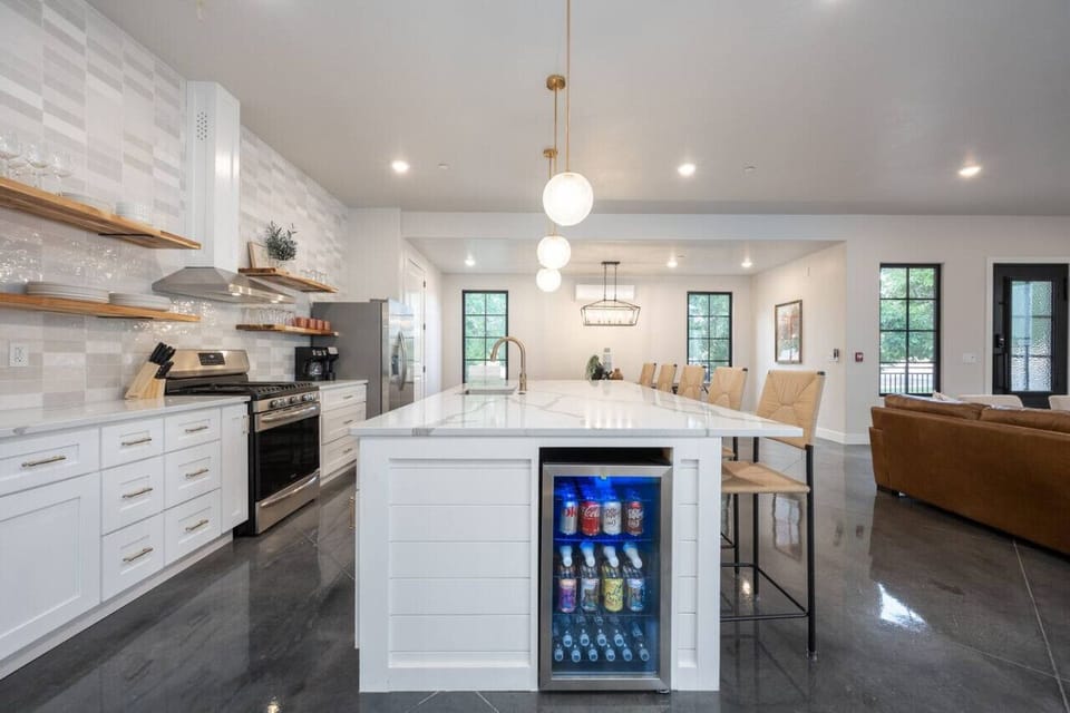 Main Kitchen w/mini fridge