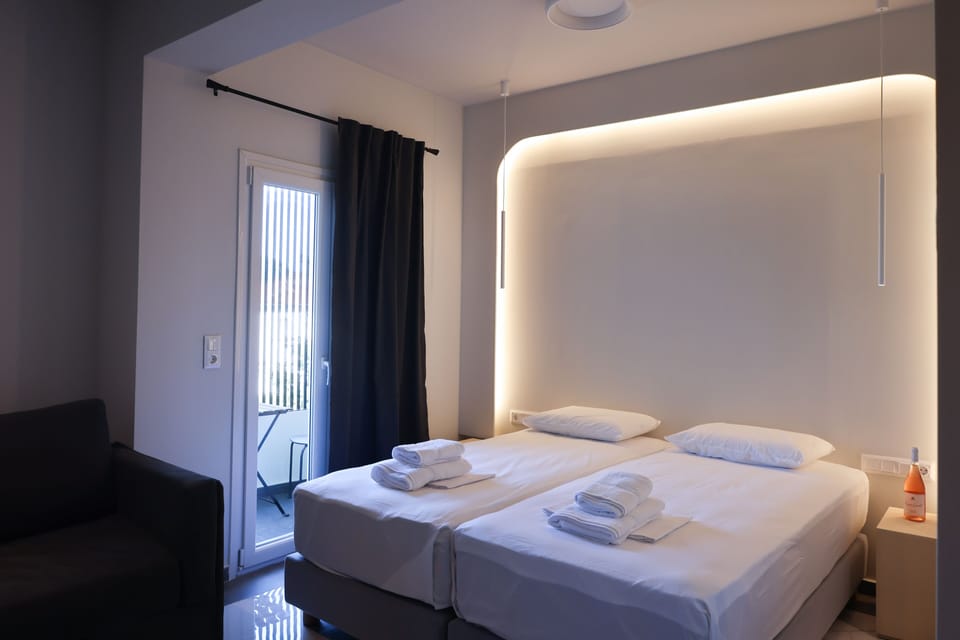 Design Double Room | In-room safe, blackout drapes, soundproofing, iron/ironing board