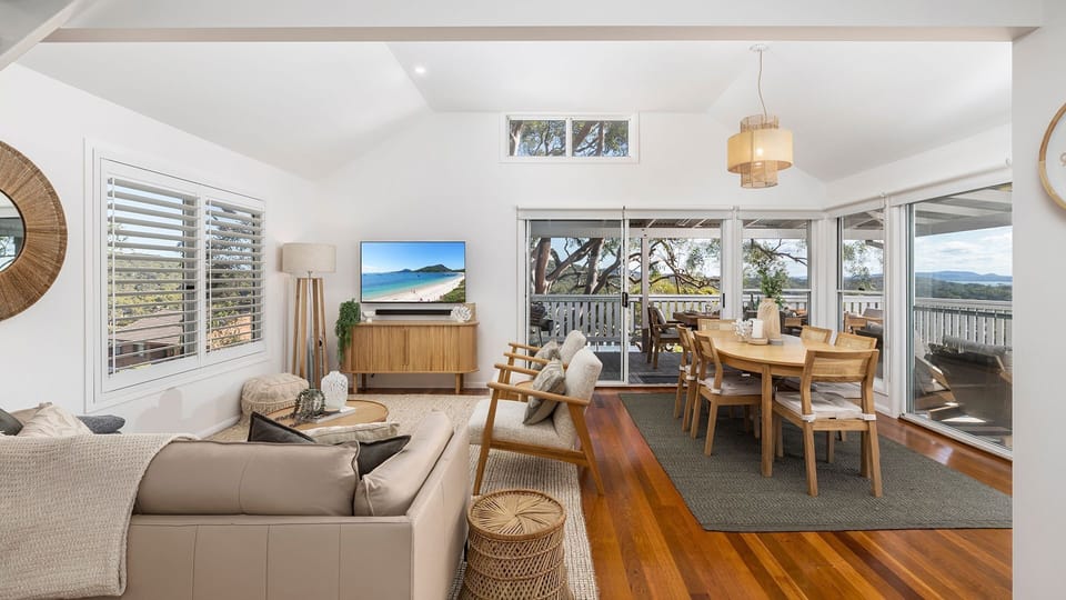 Cabane Sur Mer | Living room | Dining area | Smart TV | Wifi