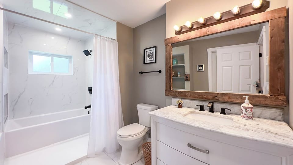 Ensuite 4 Piece Bathroom with walk in shower and tub