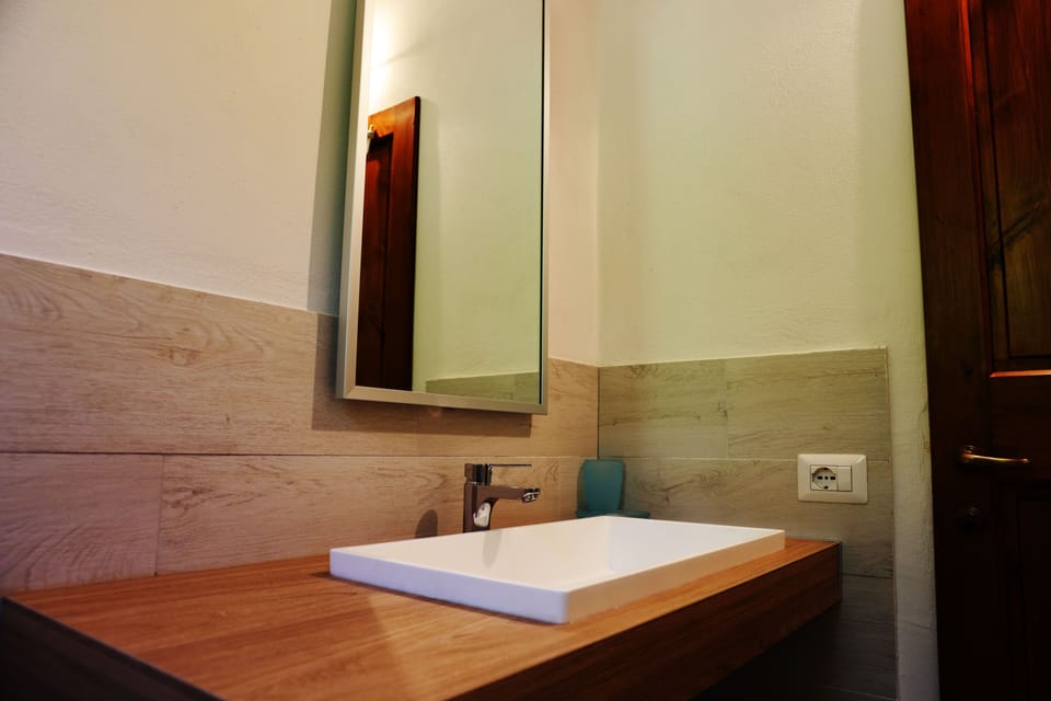 Classic Double Room | Bathroom | Shower, hair dryer, bathrobes, bidet