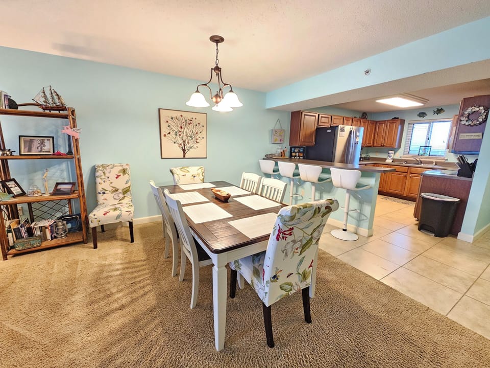 Dining Area w/Breakfast Bar