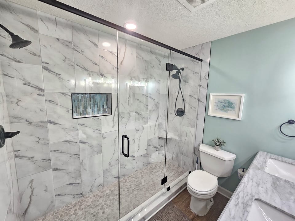 Master Bathroom w/New UpdatedStandup Shower