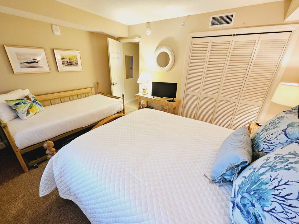 Guest Bedroom w/Queen and Twin Beds