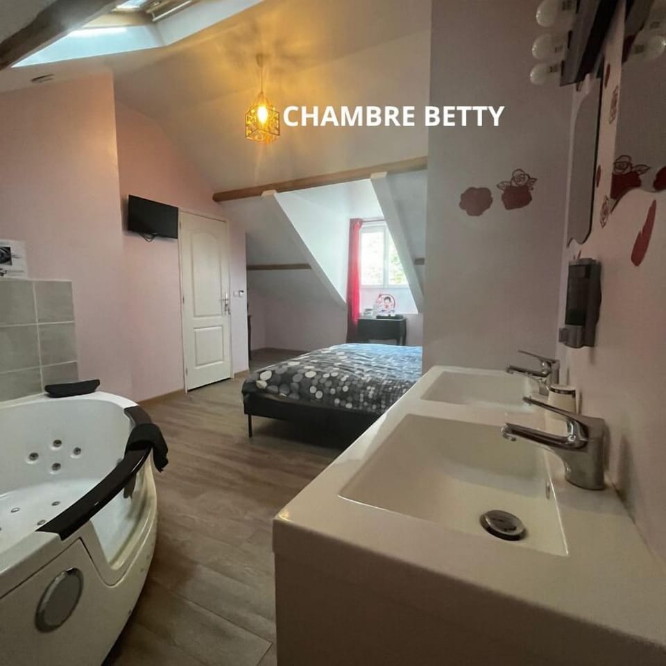 Deluxe Double Room | Desk, free WiFi, bed sheets